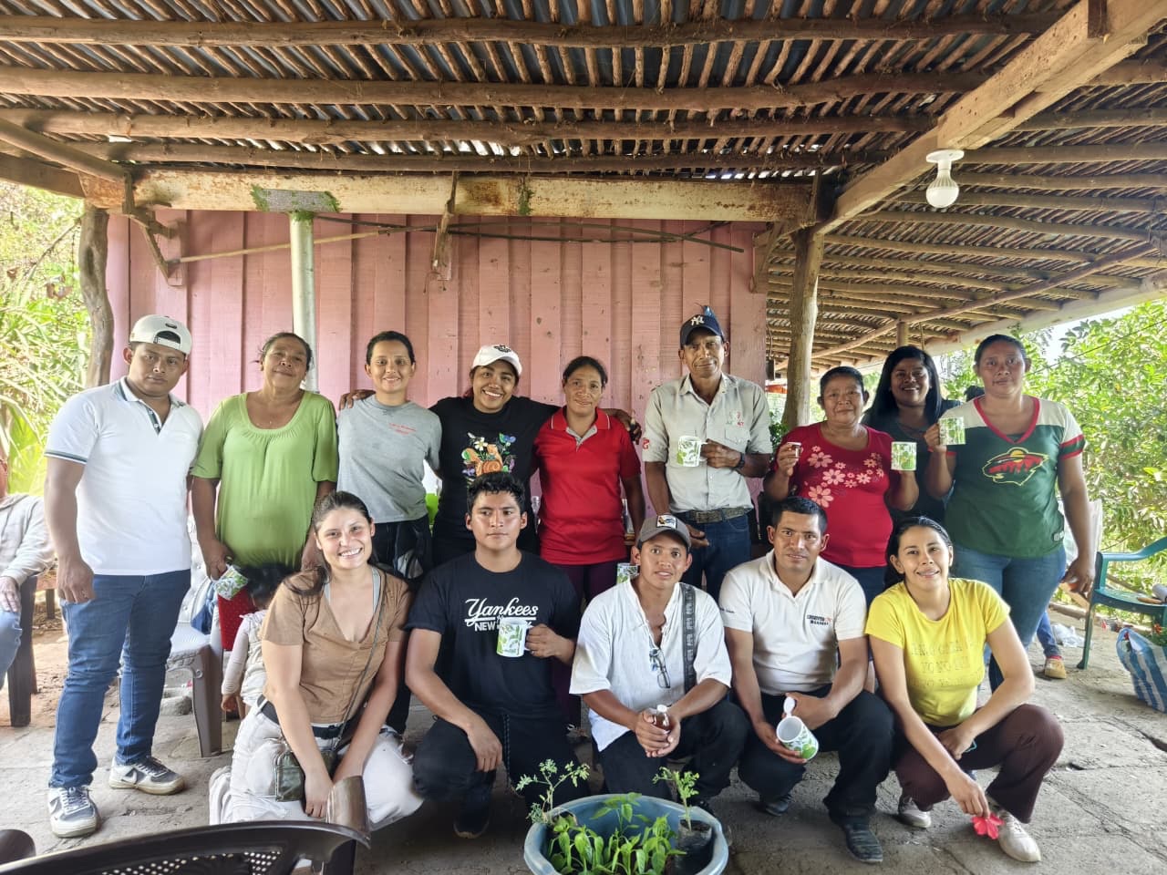 Encuentro comunitario en la finca — compartiendo plantas, tazas y saberes