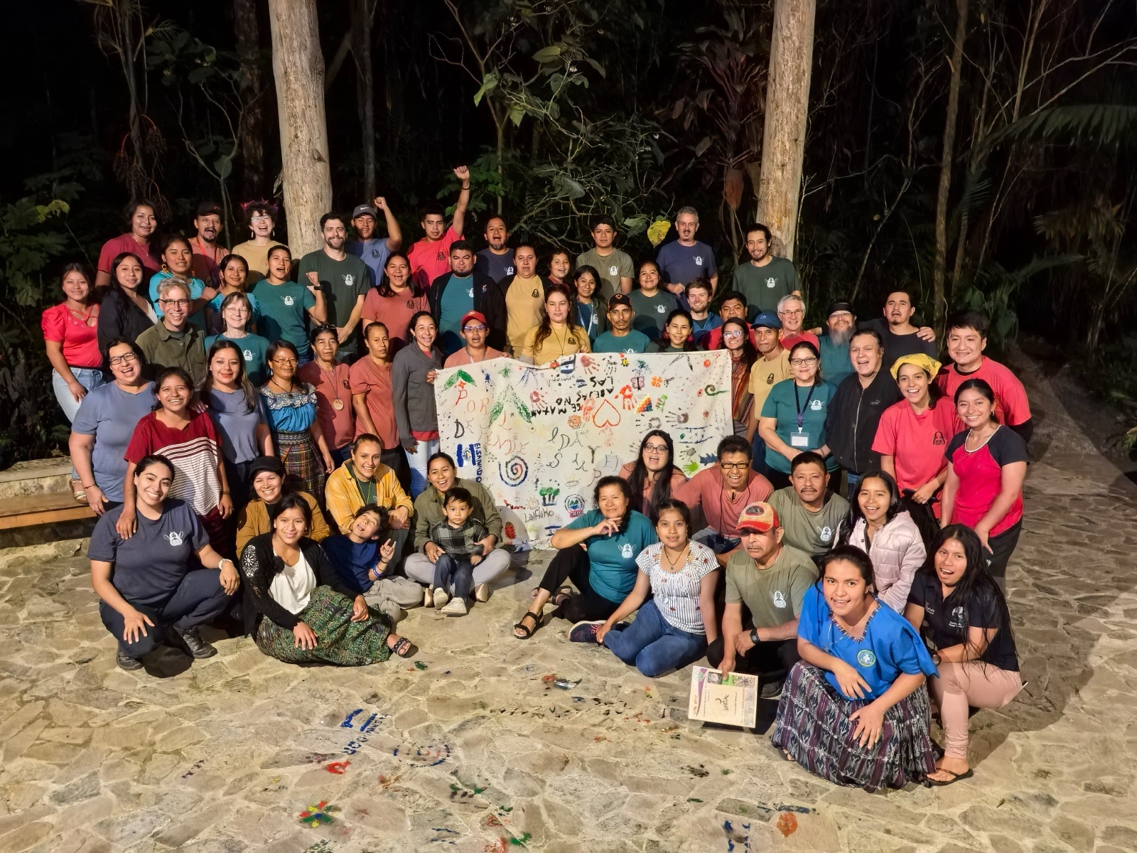 Encuentro de la red Abejas Sin Fronteras — guardianas y guardianes reunidos de noche con su manta pintada a mano